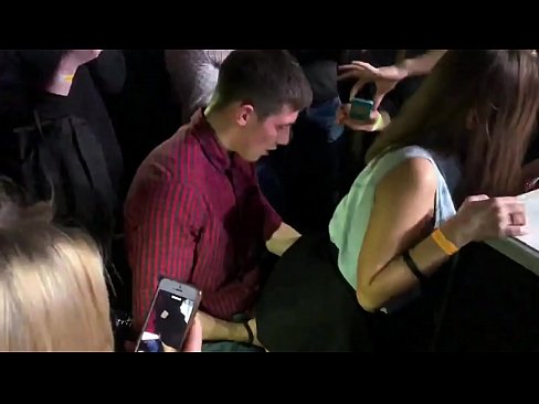❤️ Ubulili bangempela ku-nightclub yaseRussia. Intombazane yaseRussia eneminyaka engu-18 ubudala ingene endunu nasesithweni sangasese e-nightclub ☑  ku-porn zu.filmexxx18.ru